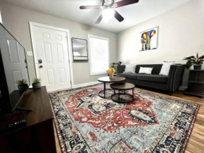 Cheerful 2-story apt w/ high speed Wi-Fi & Patio!